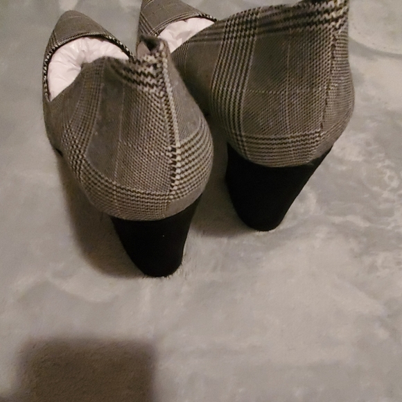 Shoes - Picture 3 of 8